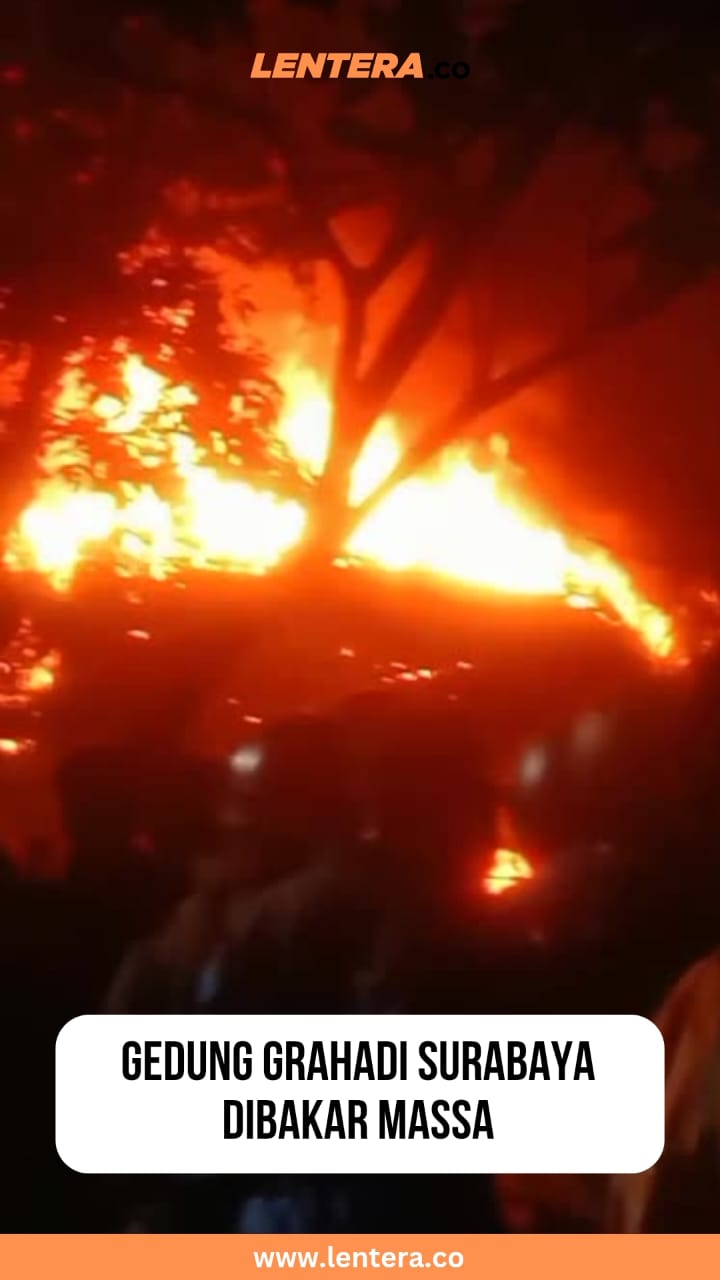 Gedung Grahadi Surabaya Dibakar Massa 