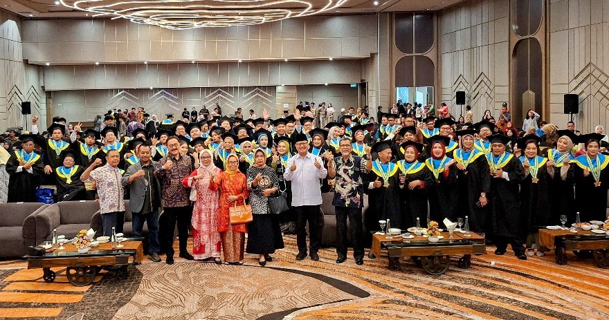 STIKOSA-AWS Wisuda 82 Sarjana Komunikasi Siap Hadapi Era Disrupsi AI